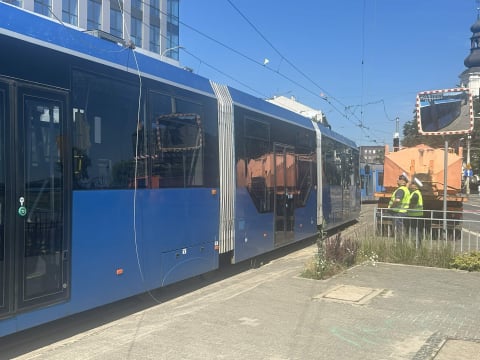 Zerwana trakcja i połamany pantograf na Wróblewskiego. Tramwaje stoją w ogromnym korku [AKTUALIZACJA] - 5