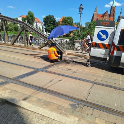 Wykolejenie na Legnickiej i połamany pantograf na Grabiszyńskiej. Duże problemy dla pasażerów MPK - 3