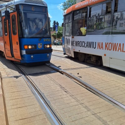 Wykolejenie na Legnickiej i połamany pantograf na Grabiszyńskiej. Duże problemy dla pasażerów MPK - 2