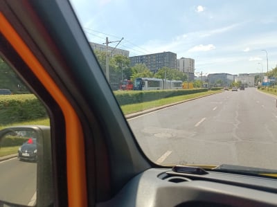 Wykolejenie na Legnickiej i połamany pantograf na Grabiszyńskiej. Duże problemy dla pasażerów MPK - 1