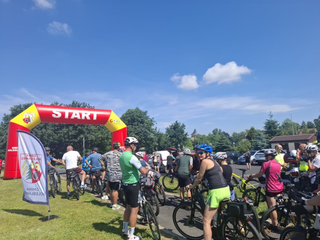 Rowerowy weekend w Gminie Bolesławiec. Około 300 rowerzyst&oacute;w ruszyło w rajdzie
