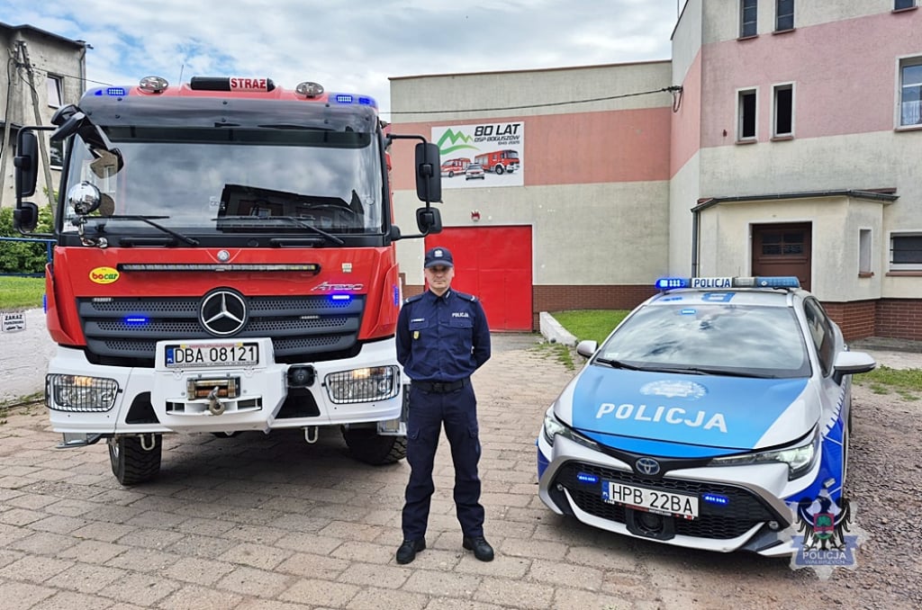 Ledwo skończył służbę, a już ruszył na akcję ze strażakami. Bohaterski policjant pomógł uratować 80-latka z pożaru - Policjant pomógł w walce z pożarem