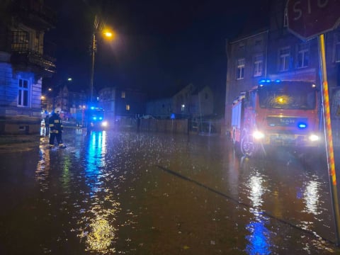 Prawie 300 interwencji strażaków, podtopienia i powalone drzewa. Burzowa noc na Dolnym Śląsku - 1