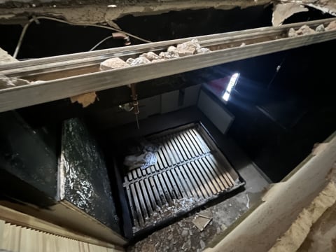 Obudził go spadający sufit. Mieszkaniec Wałbrzycha był o krok od tragedii - 1