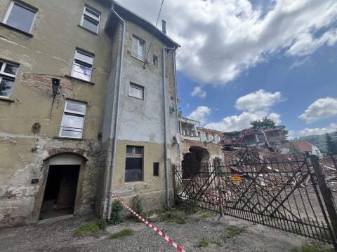 Obudził go spadający sufit. Mieszkaniec Wałbrzycha był o krok od tragedii - 4