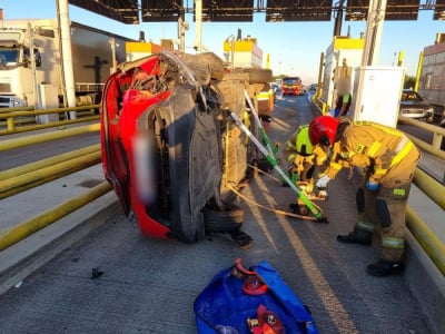 Przewr&oacute;cony samoch&oacute;d na bramkach na A4 pod Wrocławiem. Utrudnienia w stronę Zgorzelca