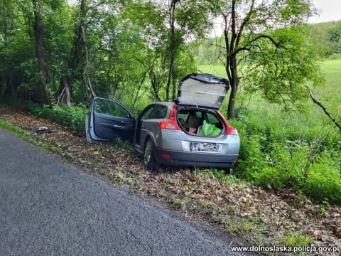 Uciekał przed policją przez lasy i pola. Podczas pościgu... odpadła mu opona [WIDEO] - 1