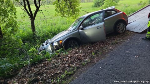 Uciekał przed policją przez lasy i pola. Podczas pościgu... odpadła mu opona [WIDEO] - 2