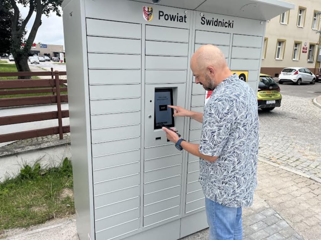 Urzędomat stanął w Świdnicy. Zamiast paczki można z niego odebrać dowód rejestracyjny