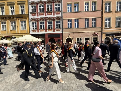 Święto Wrocławia 2026. Radni przeszli przez Wrocław w uroczystym pochodzie [GALERIA] - 9