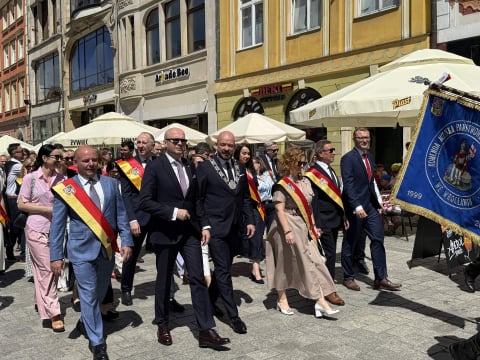 Święto Wrocławia 2026. Radni przeszli przez Wrocław w uroczystym pochodzie [GALERIA] - 2