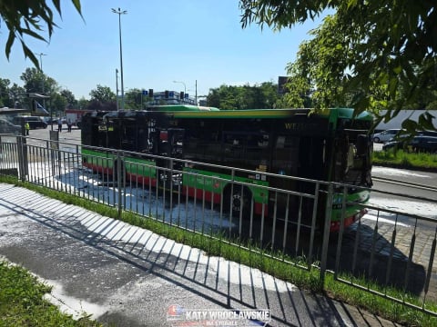 Duże utrudnienia na drogach. Pożar dostawczaka na AOW, długi korek i kolizja na A4. We Wrocławiu palił się autobus - 3