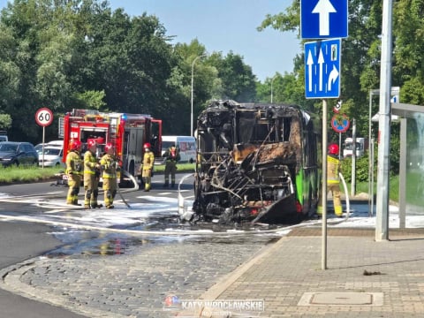 Duże utrudnienia na drogach. Pożar dostawczaka na AOW, długi korek i kolizja na A4. We Wrocławiu palił się autobus - 2