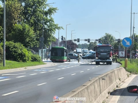 Duże utrudnienia na drogach. Pożar dostawczaka na AOW, długi korek i kolizja na A4. We Wrocławiu palił się autobus - 4