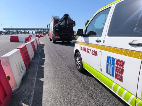Duże utrudnienia na drogach. Pożar dostawczaka na AOW, długi korek i kolizja na A4. We Wrocławiu palił się autobus - 9