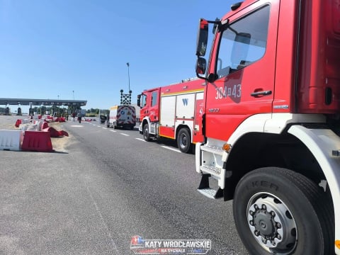 Duże utrudnienia na drogach. Pożar dostawczaka na AOW, długi korek i kolizja na A4. We Wrocławiu palił się autobus - 10