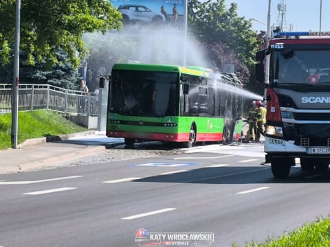 Duże utrudnienia na drogach. Pożar dostawczaka na AOW, długi korek i kolizja na A4. We Wrocławiu palił się autobus - 6