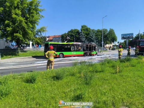 Duże utrudnienia na drogach. Pożar dostawczaka na AOW, długi korek i kolizja na A4. We Wrocławiu palił się autobus - 5