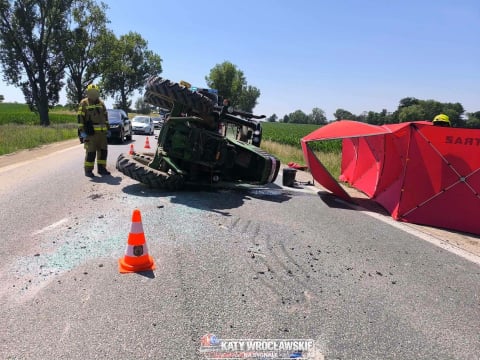 Wypadek na DK8. Przewrócił się traktor, sprawca uciekł z miejsca zdarzenia [ZDJĘCIA] - 0