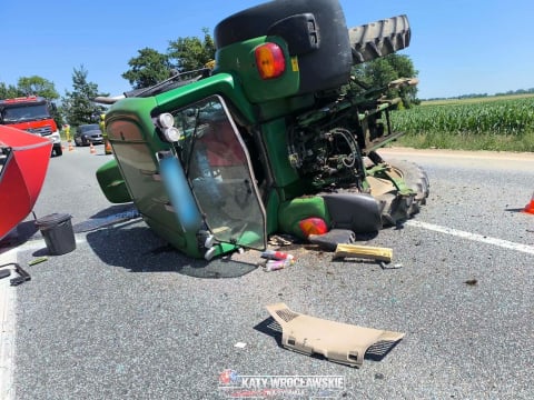 Wypadek na DK8. Przewrócił się traktor, sprawca uciekł z miejsca zdarzenia [ZDJĘCIA] - 1