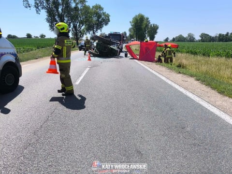 Wypadek na DK8. Przewrócił się traktor, sprawca uciekł z miejsca zdarzenia [ZDJĘCIA] - 2
