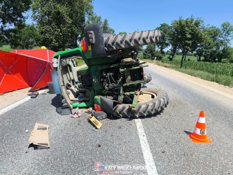 Wypadek na DK8. Przewrócił się traktor, sprawca uciekł z miejsca zdarzenia [ZDJĘCIA] - 3