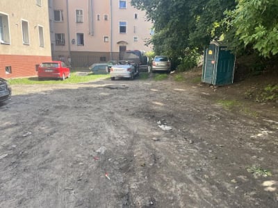 Po interwencji Radia Wrocław ruszyły prace  na podw&oacute;rku przy ulicy Piłsudskiego 94