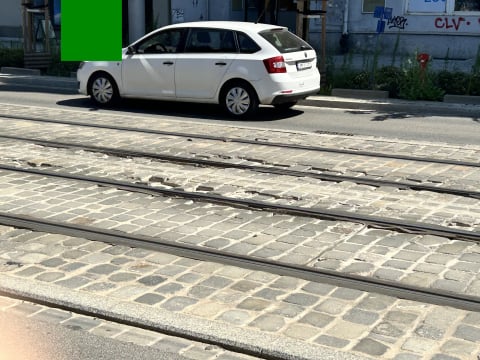 2 lata po remoncie i wielu poprawkach, a kostka brukowa na ul. Pomorskiej we Wrocławiu nadal się zapada - 0