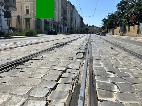 2 lata po remoncie i wielu poprawkach, a kostka brukowa na ul. Pomorskiej we Wrocławiu nadal się zapada - 3