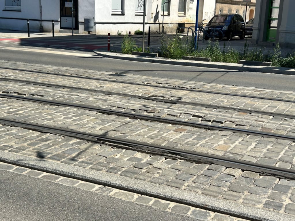 2 lata po remoncie i wielu poprawkach, a kostka brukowa na ul. Pomorskiej we Wrocławiu przez cały czas się zapada