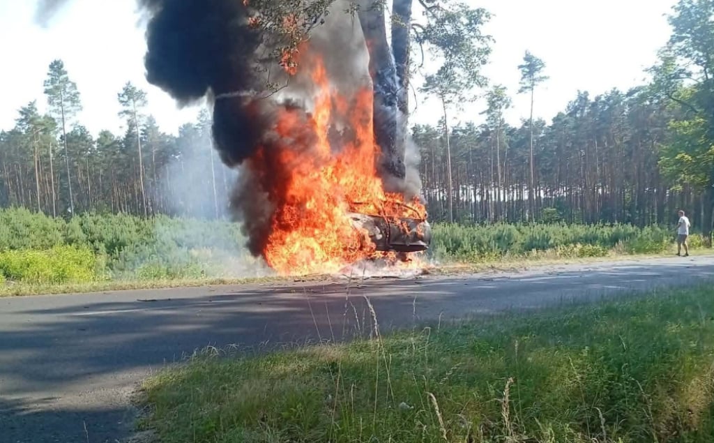 Koszmarny wypadek pod Miliczem. Samoch&oacute;d spłonął, kierowca nie zdołał opuścić pojazdu