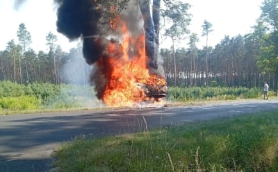 Koszmarny wypadek pod Miliczem. Samoch&oacute;d spłonął, kierowca nie zdołał opuścić pojazdu