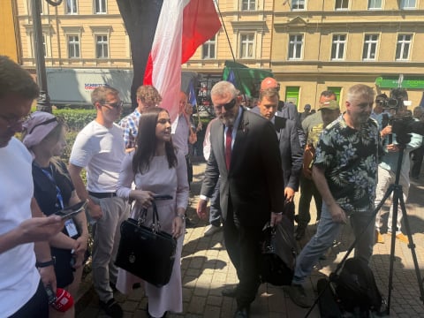 Grzegorz Braun w Oleśnicy. Najpierw pikieta przed sądem, a później rozprawa - 2