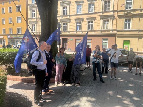 Grzegorz Braun w Oleśnicy. Najpierw pikieta przed sądem, a później rozprawa - 3