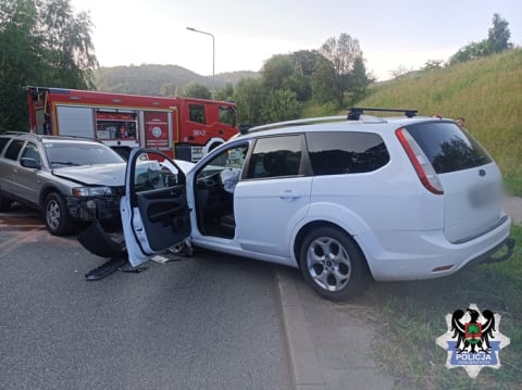 Zasnęła za kierownicą i doprowadziła do "czołówki". Poważny wypadek w Wałbrzychu [ZDJĘCIA] - 1