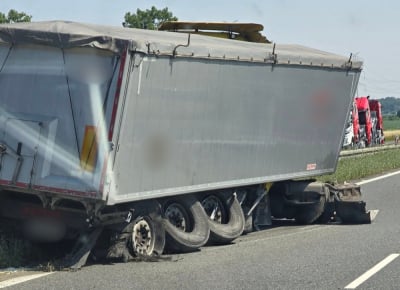 Autostrada A4 zablokowana na kilka godzin. Ciężar&oacute;wka uderzyła w most i bariery