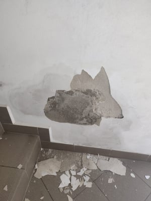 Woda wlewa się wentylacją, a na ścianach wilgoć! To codzienność przy ul. Zajączka w Wałbrzychu i to 4 lata po remoncie - 11