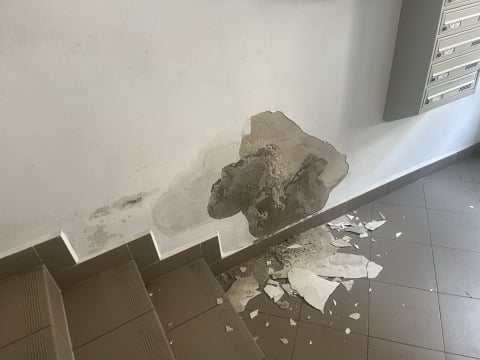 Woda wlewa się wentylacją, a na ścianach wilgoć! To codzienność przy ul. Zajączka w Wałbrzychu i to 4 lata po remoncie - 14