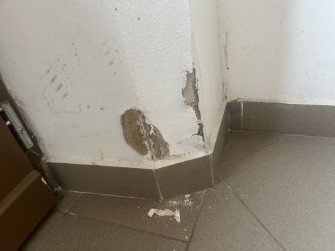 Woda wlewa się wentylacją, a na ścianach wilgoć! To codzienność przy ul. Zajączka w Wałbrzychu i to 4 lata po remoncie - 15