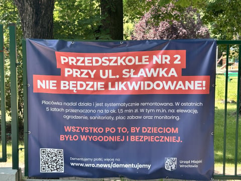 Tak Wrocław walczy z dezinformacją. Banery na płotach to nowy sposób komunikacji z mieszkańcami - 0