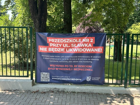 Tak Wrocław walczy z dezinformacją. Banery na płotach to nowy sposób komunikacji z mieszkańcami - 1