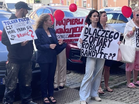Strzelanina w Bystrzycy Kłodzkiej: Borys B. kolejne 3 miesiące spędzi w areszcie. Kilkadziesiąt osób protestowało przed sądem - 5