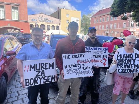 Strzelanina w Bystrzycy Kłodzkiej: Borys B. kolejne 3 miesiące spędzi w areszcie. Kilkadziesiąt osób protestowało przed sądem - 0