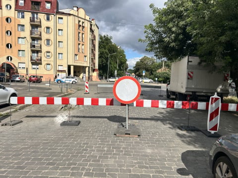 Przestrzenna zamknięta od 2 tygodni, bo kostka "urosła" po burzy. ZDiUM o awarii dowiedział się z internetu? - 4
