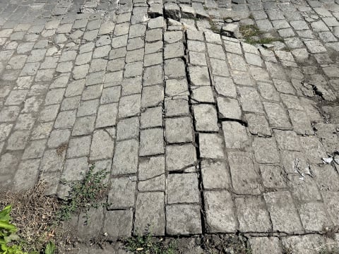 Przestrzenna zamknięta od 2 tygodni, bo kostka "urosła" po burzy. ZDiUM o awarii dowiedział się z internetu? - 6