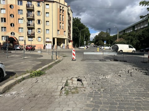Przestrzenna zamknięta od 2 tygodni, bo kostka "urosła" po burzy. ZDiUM o awarii dowiedział się z internetu? - 0