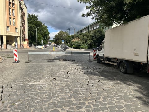 Przestrzenna zamknięta od 2 tygodni, bo kostka "urosła" po burzy. ZDiUM o awarii dowiedział się z internetu? - 1