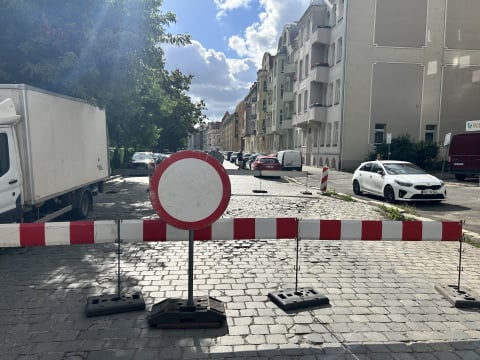 Przestrzenna zamknięta od 2 tygodni, bo kostka "urosła" po burzy. ZDiUM o awarii dowiedział się z internetu? - 2