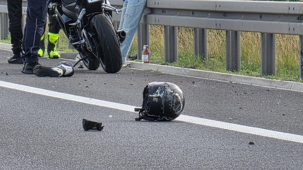 Śmiertelny wypadek na trasie S3. 27-letni motocyklista uderzył w bariery i zginął na miejscu - Śmiertelny wypadek na trasie S3.
