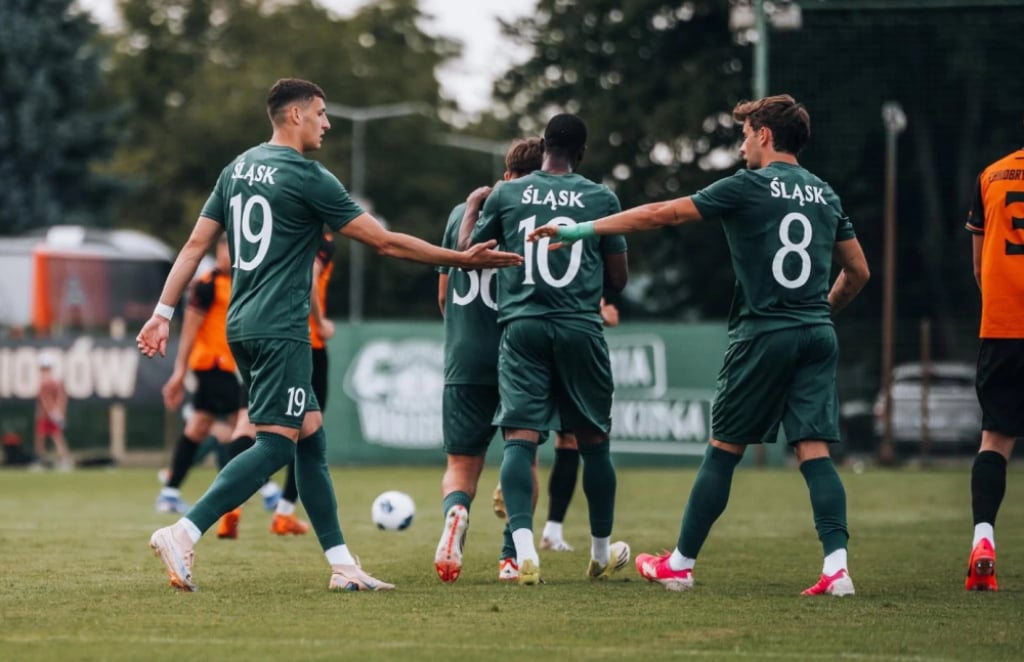 Pięć goli w sparingu Śląska Wrocław z Chrobrym Głogów - Piłkarze Śląska Wrocław pewnie wygrali z Chrobrym Głogów.